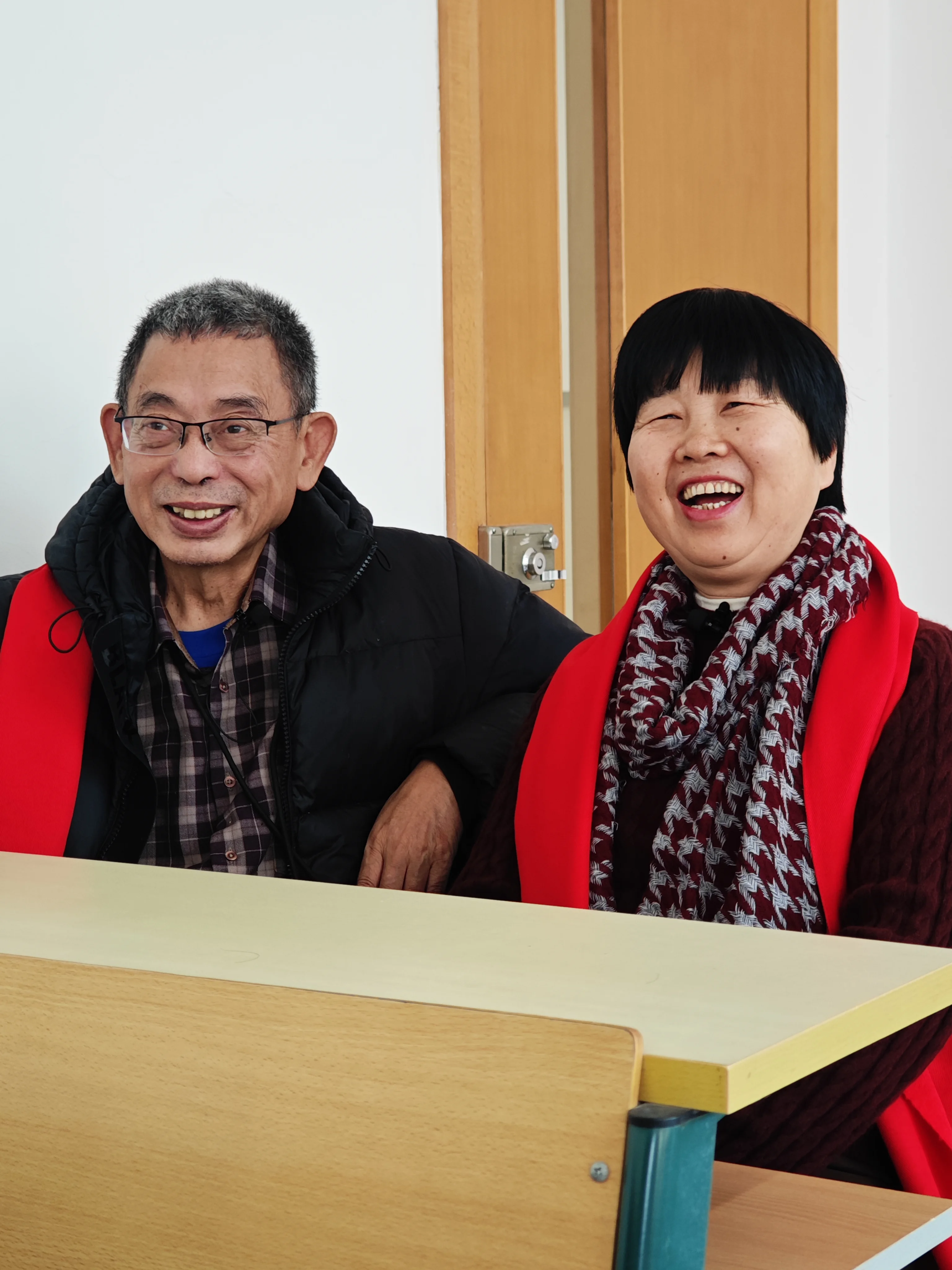 老同学很开心